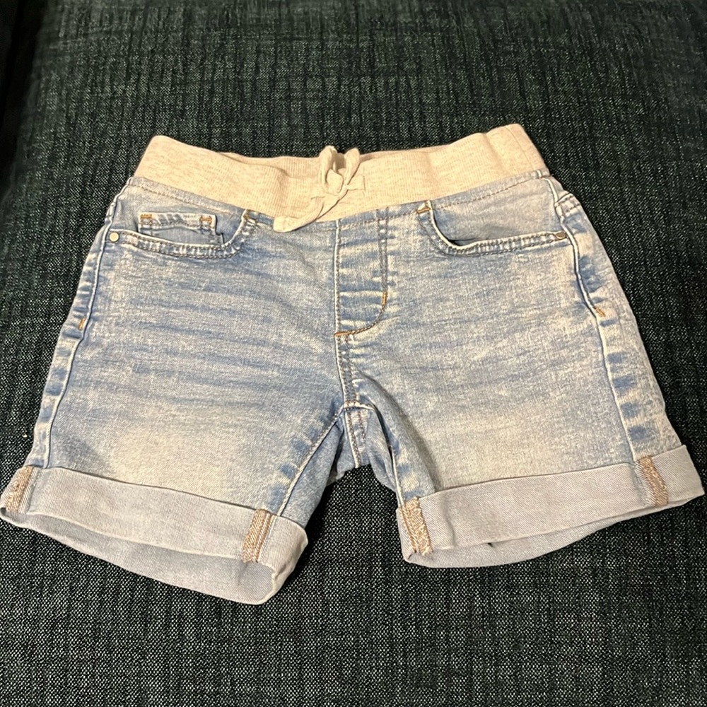 Like new girl’s midi light blue shorts